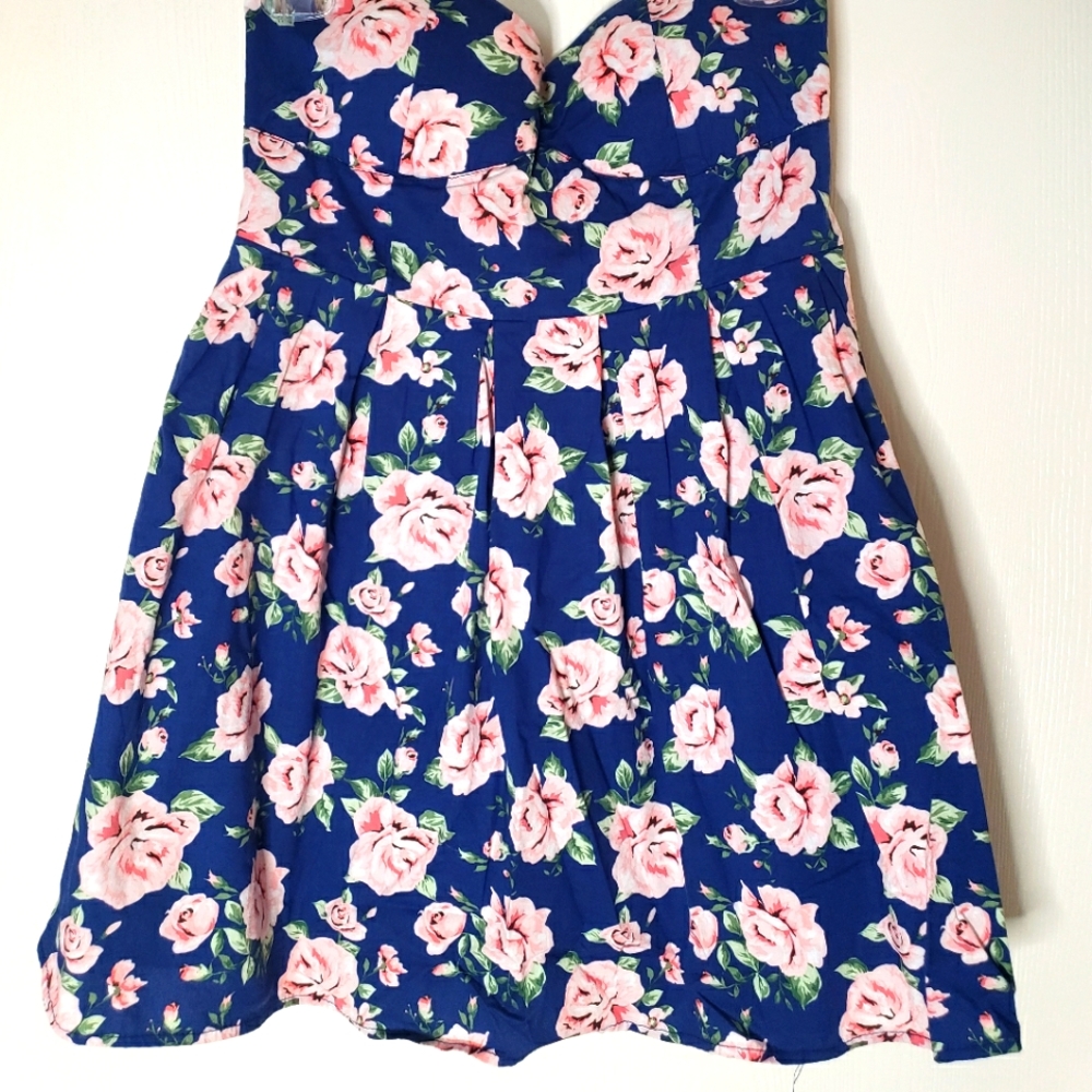 Feathers Medium Strapless Flower Dress